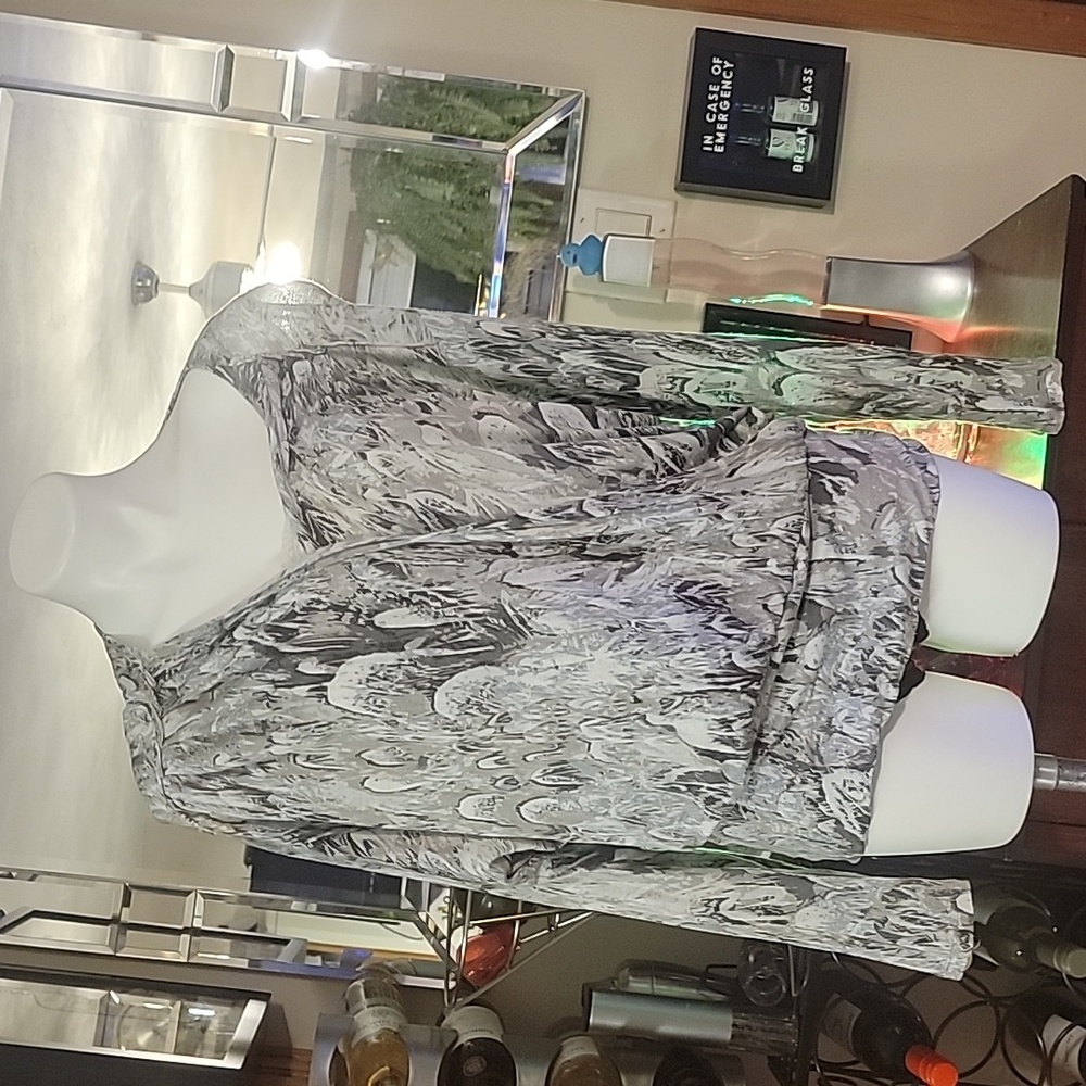 Jennifer Lopez. Surplice/deep plunge dolman sleeve top. Grey print. XL